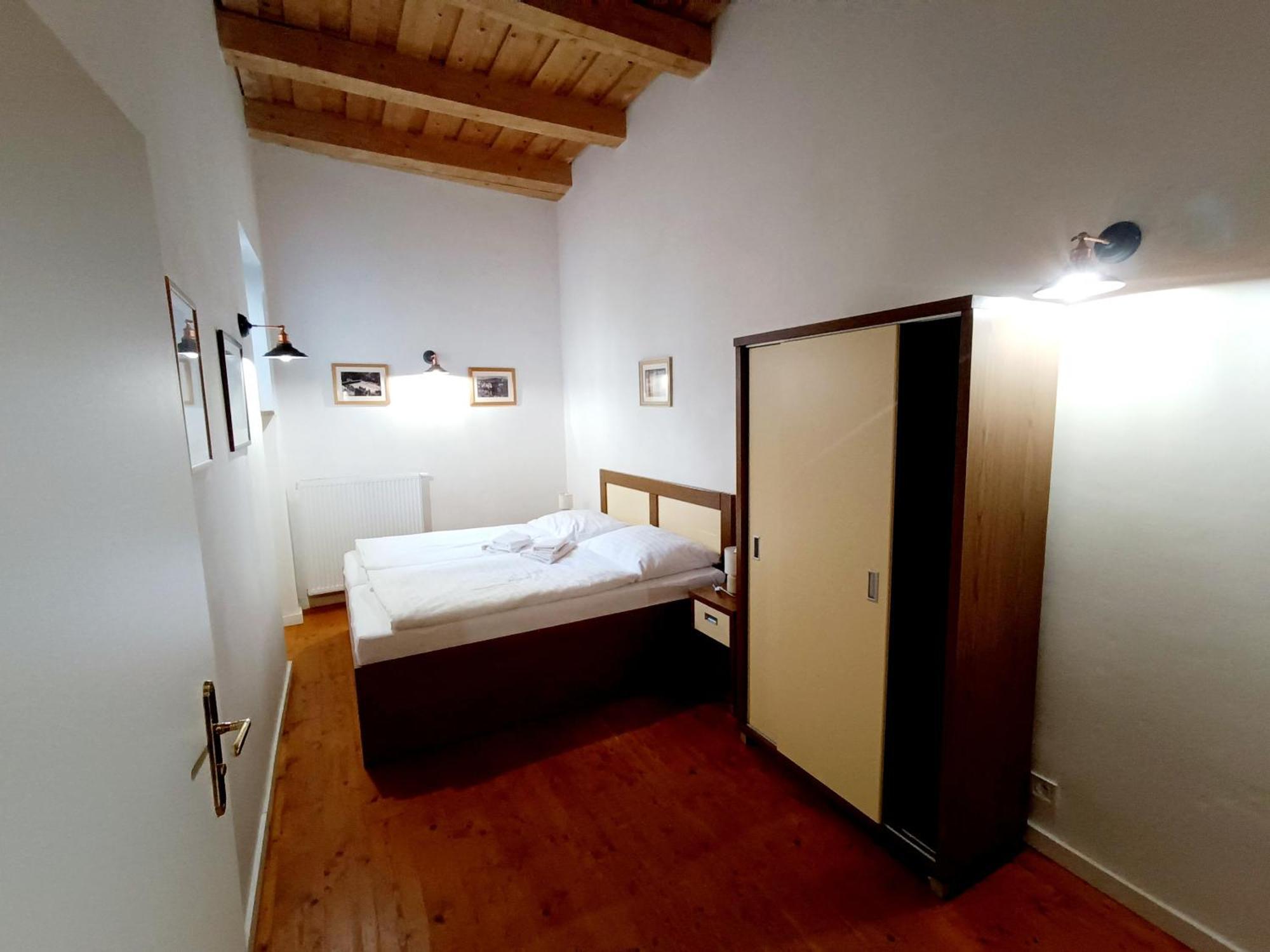 Cosmopolitan* Hostel *